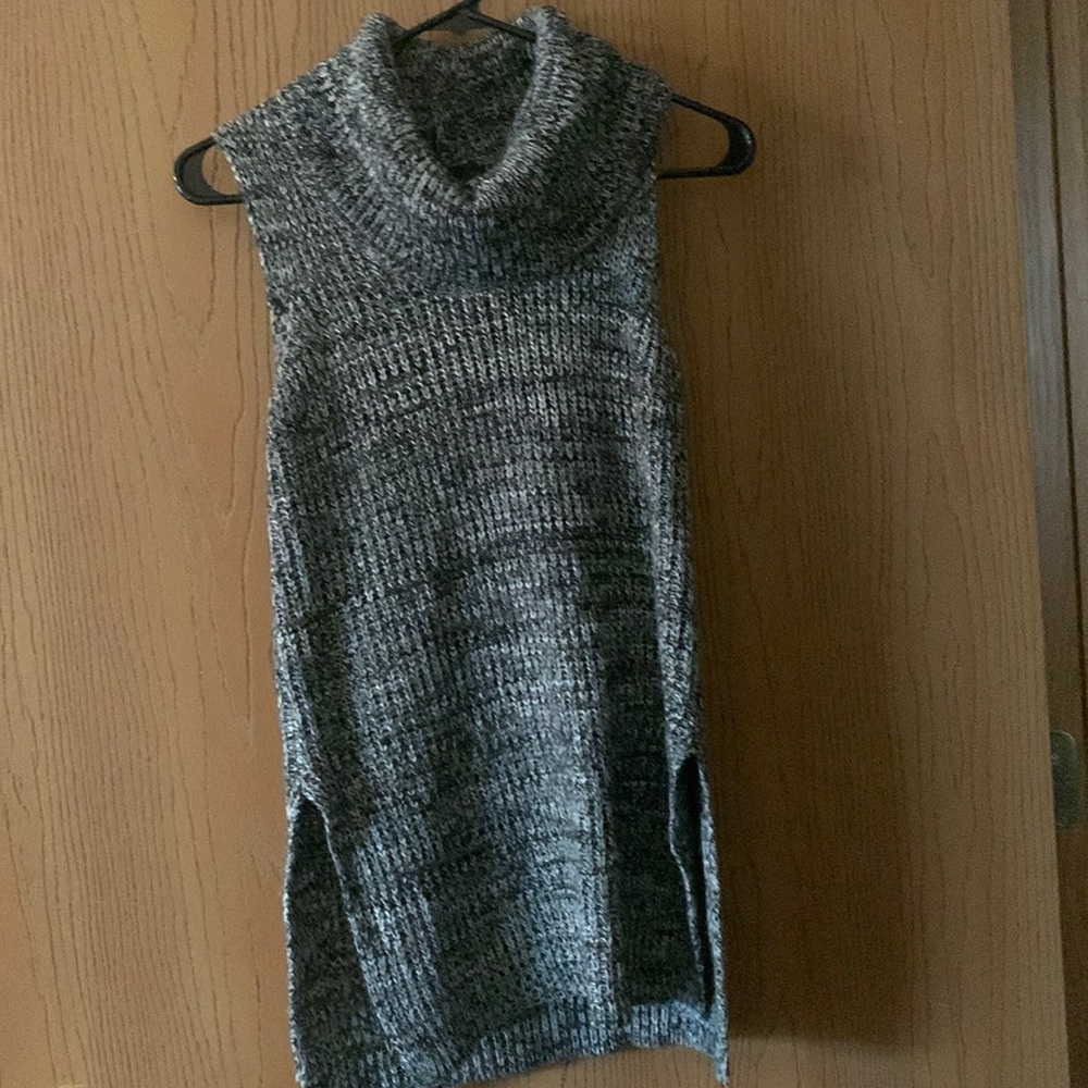Beautiful cow neck short sleeve sweater tunic size small grey
